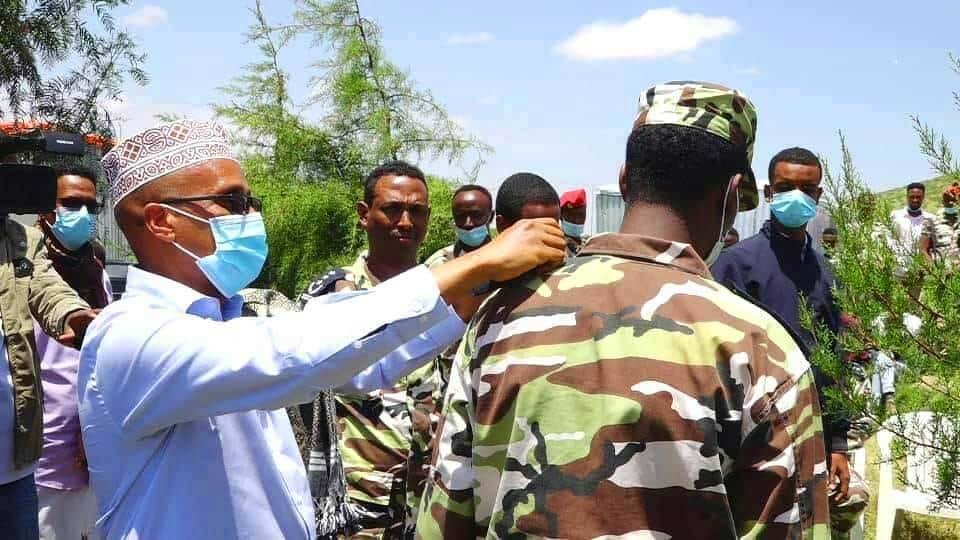 ‪Madaxweyne Mustafe Cagjar oo Darajooyin Gudoonsiiyey Ciidanka Ka Howlgala Magaalo Qaran‬